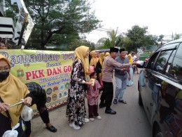 Forkopincam Bersama PKK dan GOW Kecamatan Punggur Berbagi Takjil