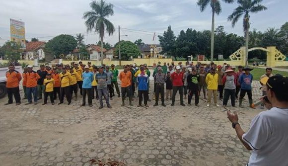Sambut Lebaran, Gotong Royong Rapihkan Bahu Jalan