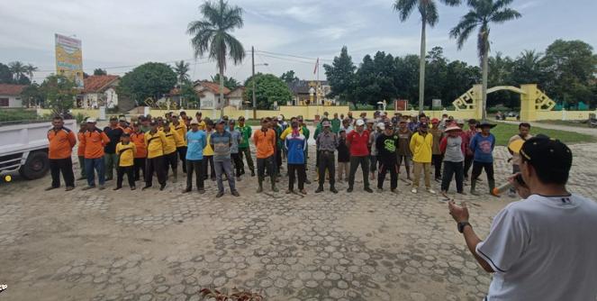 Sambut Lebaran, Gotong Royong Rapihkan Bahu Jalan