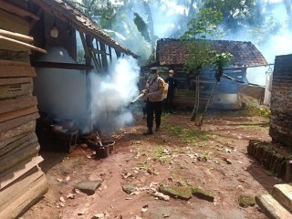 Kapolsek Selagai Lingga Bersama Anggota Lakukan Fogging di Kampung Nyukang Harjo