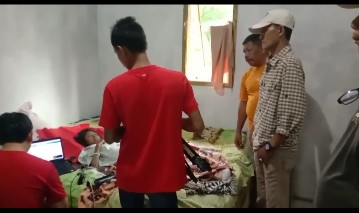 Lurah Bandarjaya Barat Taruna Bantu Warga Keterbelakangan Mental Perekaman e-KTP dan KK di Rumah