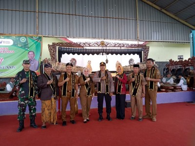 SMAN 1 Seputihraman Lepas Siswa Kelas XII dengan  Seni Wayang Kulit