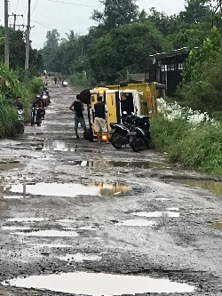 Truk Terguling, Warga Pertanyakan Usulan Perbaikan Jalan Penghubung Tiga Kecamatan