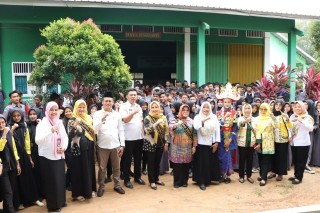 Melalui Gerakan Literasi, Mardiana Musa Ahmad Ajak Siswa SMKN 1 Bumiratunuban Untuk Kalahkan Gedget