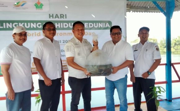 Peringati Hari Lingkungan Hidup Sedunia 2024, PTPN IV Regional 7 KSO Tanam 75 Bibit Pohon dan Tabur 2000 Ekor Benih Ikan di Danau Bekri