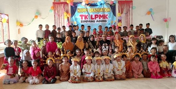 Semarak Kelulusan TK LMPK  Simpangagung   Diwarnai Kemeriahan Atraksi Seni Tari Daerah dan Lagu