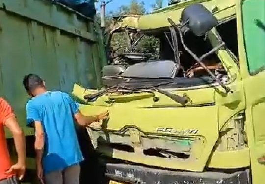 Dua Truk Adu Banteng di Rumbia