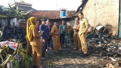 Dinsos Lamteng Didampingi Lurah Tinjau Langsung Lokasi Kebakaran di Simbarwaringin