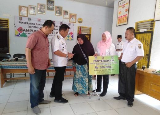 Kepala Kampung Ngestirahayu Salurkan  BLT-DD ke 25 KPM dan 46 Kader Posyandu