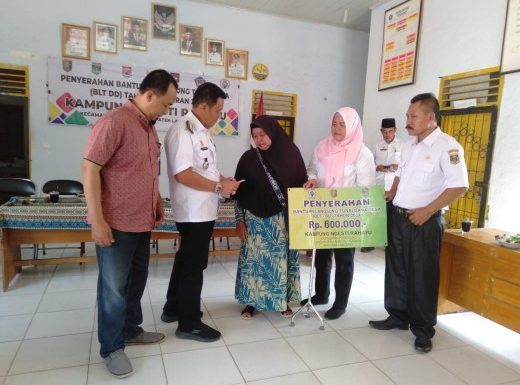 Kepala Kampung Ngestirahayu Salurkan  BLT-DD ke 25 KPM dan 46 Kader Posyandu