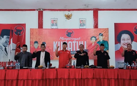 Peringati Kudatuli, PDI-P Lamteng Panjatkan Doa Bersama dan Berbagi Bendera Merah Putih