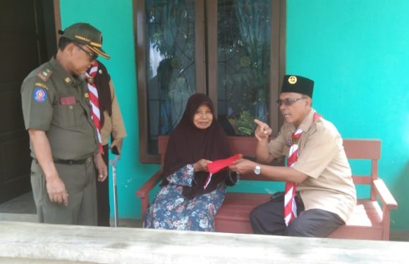 Sambut HUT-RI ke-79, Camat Punggur Bersama Kasi Trantibum Bagikan Bendera ke Warga