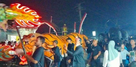 Gelegar  Leang Leong Bius Ribuan Warga Seputihagung pada HUTRI ke-79