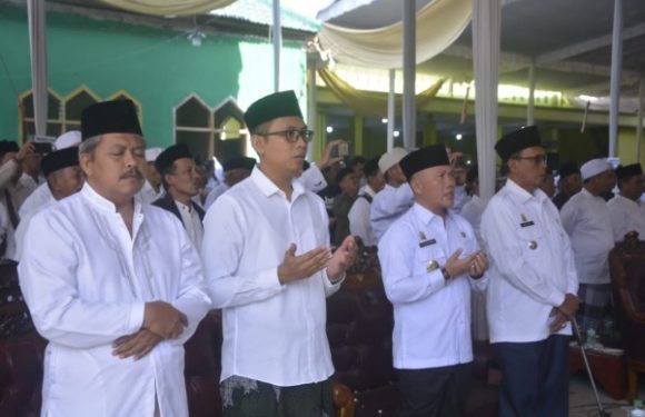 Wakili Bupati Lamteng, Staf Ahli Bidang Pemerintahan Hukum dan Politik Hadiri Maulid Nabi dan Haul Akbar di Kecamatan Punggur