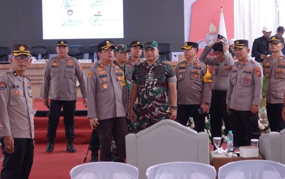 Ratusan Personel Gabungan TNI-Polri Amankan Pengundian Nomor Urut Calon Kepala Daerah di Lampung Tengah