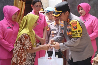 Kapolres Lampung Tengah Bersama Ibu Bhayangkari Beri Bantuan Sembako Bagi Korban Angin Puting Beliung