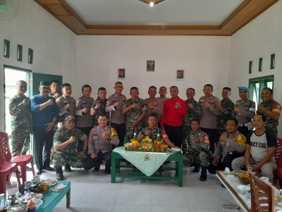 Berikan ucapan Selamat HUT TNI ke-79, Kapolsek Beserta Anggota Kunjungi Koramil