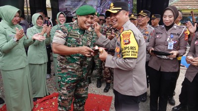 Wujud Sinergitas TNI-Polri, Kapolres Lampung Tengah Berikan Kejutan di HUT TNI Ke-79
