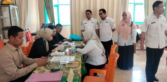 Kepala Sekolah dan Guru Antusias Lakukan Cek Kesehatan dari RS.MMH di SMAN 1 Punggur