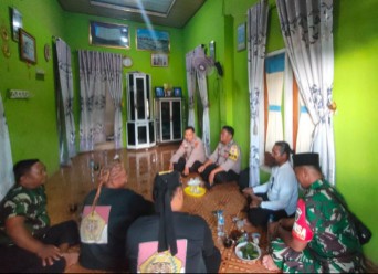 Bhabinkamtibmas Polsek Seputih Mataram Bersama Bhabinsa Ajak Masyarakat Jaga Kerukunan Jelang Pilkada 2024