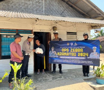 Ops Zebra Krakatau 2024, Satlantas Polres Lampung Tengah Bagikan Bansos Kepada Masyarakat Membutuhkan