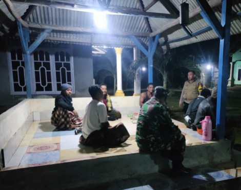 Sinergitas TNI-Polri, Bhabimkamtibmas Polsek Seputih Mataram Bersama Bhabinsa Tingkatkan Patroli Sambang