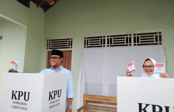 Wabup Lamteng Ardito Wijaya dan Istri Melakukan Penyoblosan di TPS 03 Karang Endah