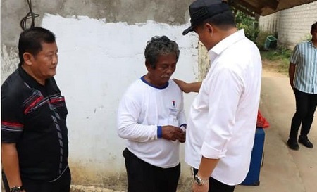 Kunjungi Kampung Buyut, Bupati Musa Ahmad Datangi Warga dan Tinjau Renovasi Masjid