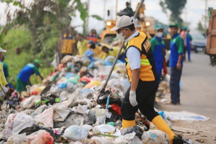 Ciptakan Lingkungan Bersih dan Nyaman, Wabup Lamteng Minta Petugas Kebersihan Jadi Garda Terdepan