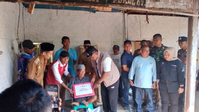 Serahkan Bantuan Kemanusiaan di Kecamatan Trimurjo, Pemkab Lamteng Wujudkan Rumah Impian Sang Difabel