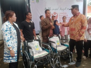 Puncak Peringatan HLUN Tahun 2025, Wabup Lamteng I Komang Koheri Serahkan Bantuan Kursi Roda dan Paket Sembako