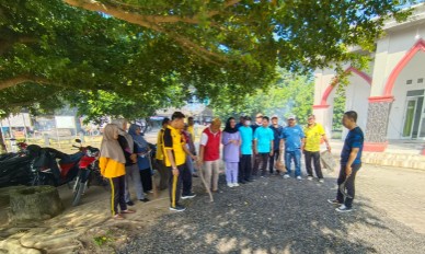 Peringati HLHS Tahun 2025, Plt. Camat Punggur Bersama Staf Gelar Aksi Bersih-Bersih di Lingkungan Kantor Kecamatan