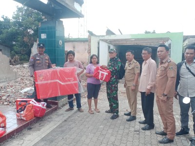 Plt. Camat Punggur Didampingi Kanit Binmas dan Anggota Koramil Serahkan Bantuan Korban Kebakaran