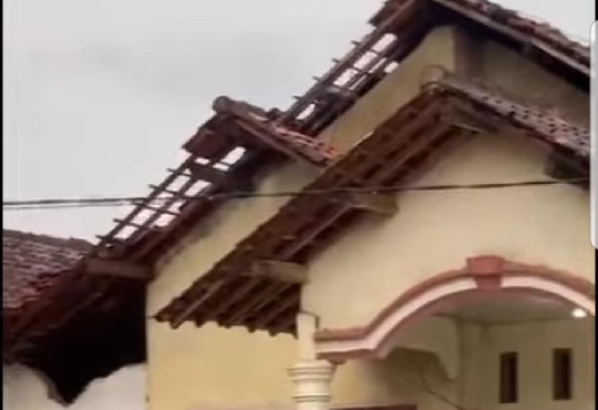 Fenomena Hujan Es dan Angin Puting Beliung Melanda Kampung Fajarasri