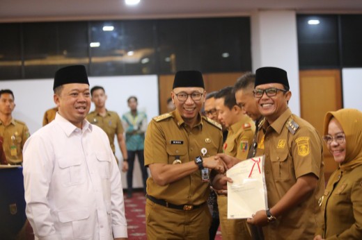 Bupati Lamteng Ardito Wijaya Terima Penyerahan Sertipikat Aset Milik Pemkab dari Menteri Nusron Wahid