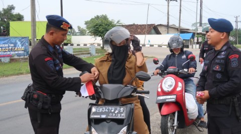 Gelorakan Nasionalisme, Batalyon B Pelopor Gunung Sugih Kibarkan dan Bagikan Bendera Merah Putih