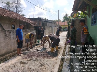 Bakti Sosial Bersama Partai Demokrat, Anggota DPRD Lamteng Toni Sastra Jaya Bangun Jalan Cor Sepanjang 500 Meter