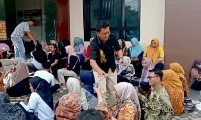 Bentuk Kepedulian Polri Ke Pemohon SKCK, Sat Intelkam Polres Lamteng Bagikan Air Mineral