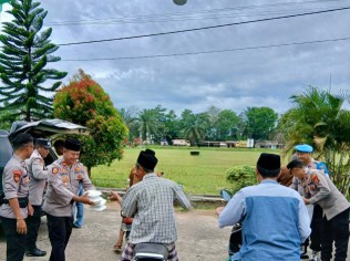Jumat Berkah, Polisi Gelar Aksi Sosial Bagikan 200 Nasi Kotak ke Warga
