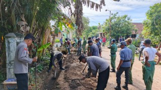 Tingkatkan Sinergitas, TNI/Polri Gotong Royong Bersama Aparatur Kelurahan dan Warga Adipuro