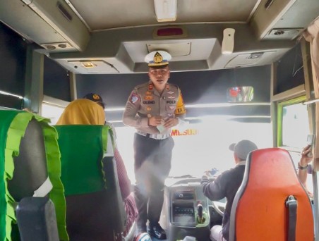 Tekan Laka Lantas, Kasatlantas Polres Lamteng Lakukan Rampcheck dan Pemeriksaan Kesehatan Sopir