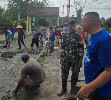 Gunakan Dana Pribadi, Anggota DPRD Lamteng Toni Sastra Jaya Perbaiki Jalan di Simbarwaringin