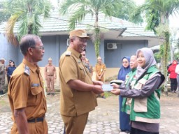 Plt.Bupati Lamteng I Komang Koheri Serahkan 193 Buku Tabungan kepada PPL di Dinas KPTPH