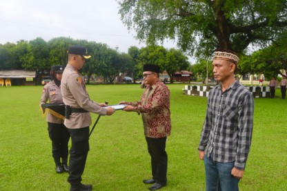 Serahkan Senpi Rakitan, Dua Warga Lamteng Terima Penghargaan dari Kapolres