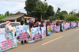 Aksi Damai FLMM di Kantor Pemkab dan DPRD Lamteng Berlangsung Kondusif