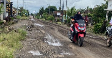 Jalan Kabupaten di Kampung Restu Baru; Dua Minggu Diperbaiki, Sudah Rusak Lagi