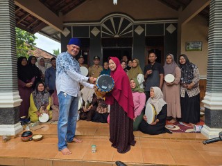 Toni Sastra Jaya Berikan Bantuan Alat Rebana Kepada Ibu-Ibu Muslimat di  Simbarwaringin
