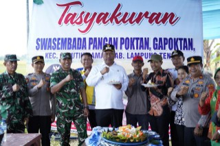 Polri Hadir Dukung Ketahanan Pangan, Amankan Tasyakuran Panen Raya di Seputih Raman