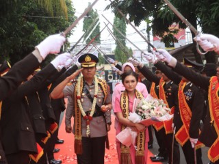 Estafet Kepemimpinan di Polres Lamteng, Tradisi Pedang Pora Sambut Kapolres Baru