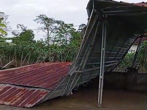 Angin Kencang Landa Buminabung Baru, Banyak Rumah Warga Rusak